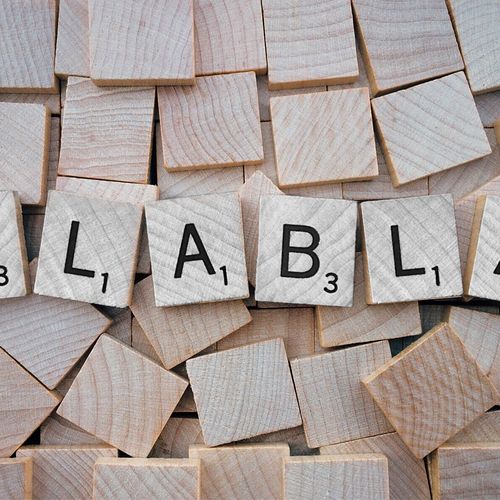 Detailaufnahme Scrabble-Buchstaben aus Holz, ergeben zusammengesetzt das Wort Blabla